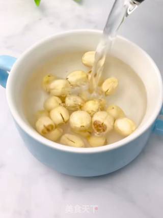 银耳莲子羹的做法步骤：2