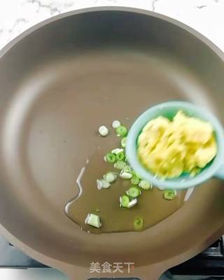 咸蛋黄炒嫩豆腐的做法步骤：1