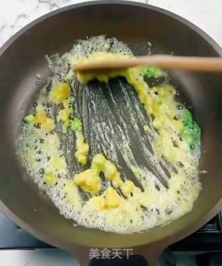 咸蛋黄炒嫩豆腐的做法步骤：2