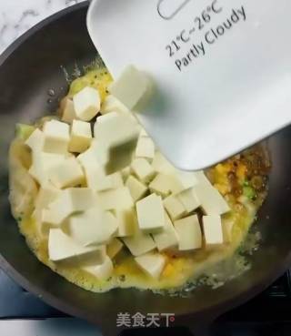 咸蛋黄炒嫩豆腐的做法步骤：3