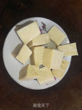 冻豆腐酸菜白肉煲的做法步骤：1