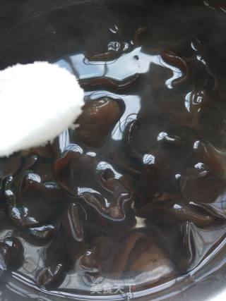 木耳炒五花肉的做法步骤：2