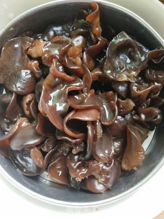 木耳炒五花肉的做法步骤：3