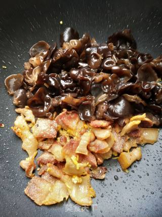 木耳炒五花肉的做法步骤：8