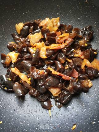 木耳炒五花肉的做法步骤：12