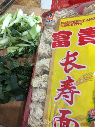 青菜长寿汤面的做法步骤：1