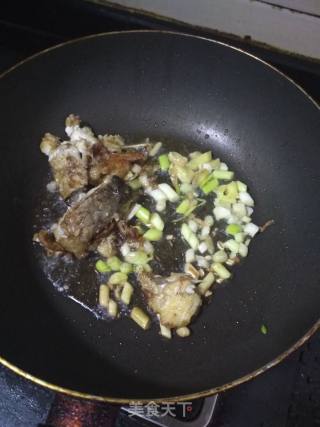 蒜苗鱼碎的做法步骤：3