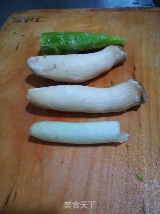 莴笋烧杏鲍菇的做法步骤：1