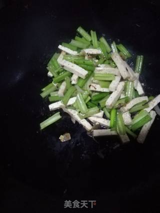 香芹炒豆腐的做法步骤：4