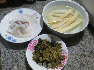 腐竹雪菜炒乌贼的做法步骤：1