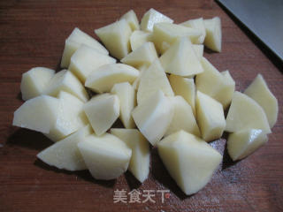 小肉丸烧土豆的做法步骤：2