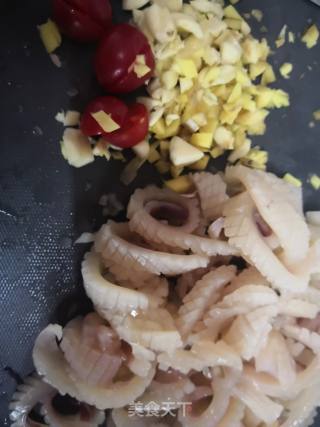 家常菜—豌豆炒墨鱼的做法步骤：2
