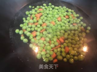 家常菜—豌豆炒墨鱼的做法步骤：3