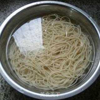 瘦肉丝大蒜炒面的做法步骤：1