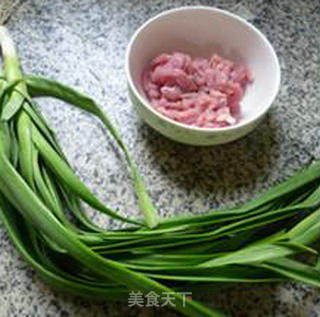瘦肉丝大蒜炒面的做法步骤：2