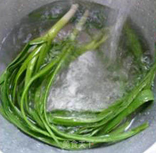 瘦肉丝大蒜炒面的做法步骤：4