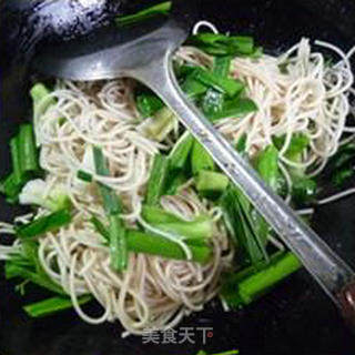 瘦肉丝大蒜炒面的做法步骤：7