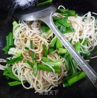 瘦肉丝大蒜炒面的做法步骤：8