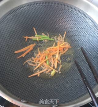 培根海参炒面的做法步骤：11
