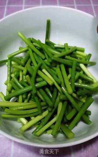 蒜薹烧土豆条的做法步骤：1