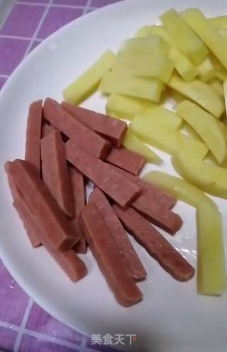 蒜薹烧土豆条的做法步骤：2