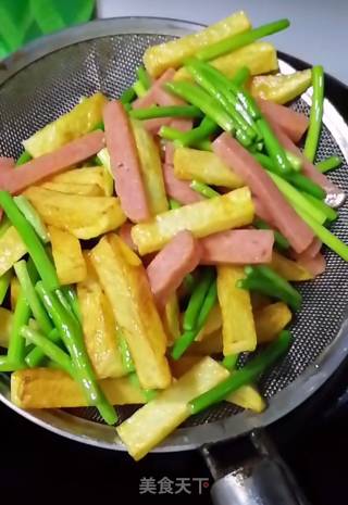 蒜薹烧土豆条的做法步骤：5