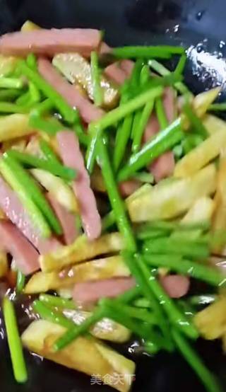 蒜薹烧土豆条的做法步骤：9