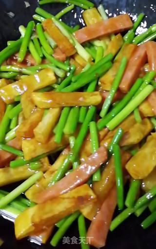 蒜薹烧土豆条的做法步骤：10