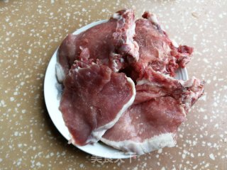 红烧大排的做法步骤：1
