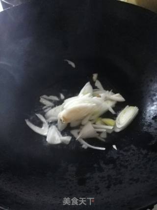 胡萝卜炒西芹的做法步骤：3