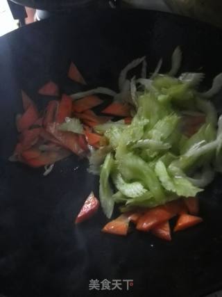 胡萝卜炒西芹的做法步骤：5