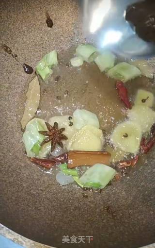 酱肘子的做法步骤：4