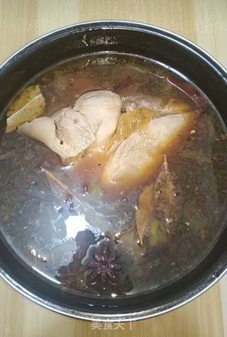 酱肘子的做法步骤：9