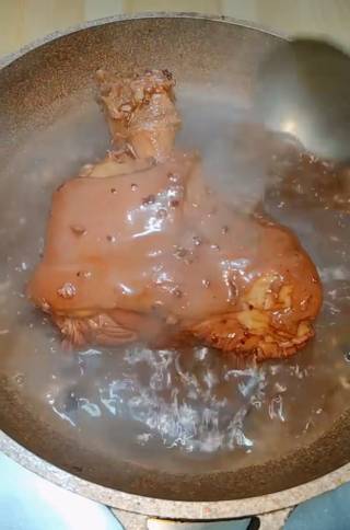 酱肘子的做法步骤：11