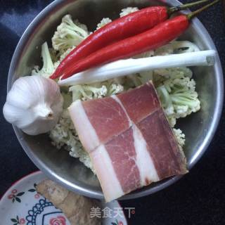 火腿炒菜花的做法步骤：1