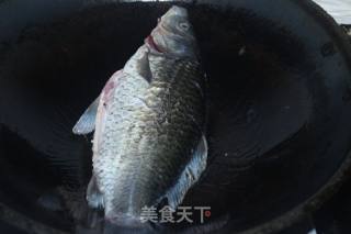 红烧鲫鱼的做法步骤：2