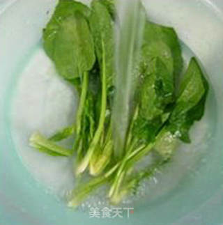 炒鸡蛋虾仁菠菜汤的做法步骤：5