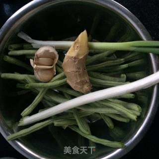 麻香豆角的做法步骤：1
