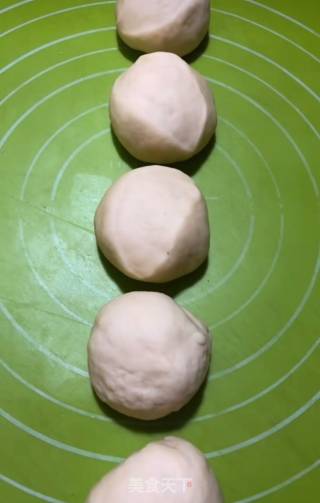 奶香豆沙馒头的做法步骤：5