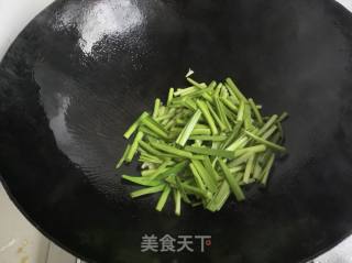 韭菜炒虾仁的做法步骤：8