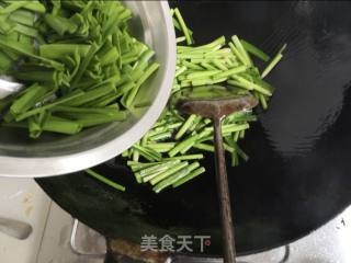 韭菜炒虾仁的做法步骤：9