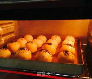 蛋黄酥的做法步骤：11