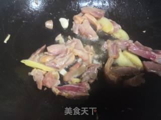 红烧冬笋焖腊鸡腿的做法步骤：6