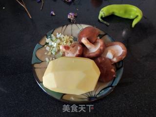 团圆饭~香菇炒土豆片的做法步骤：1