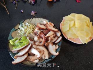 团圆饭~香菇炒土豆片的做法步骤：2