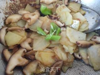 团圆饭~香菇炒土豆片的做法步骤：6