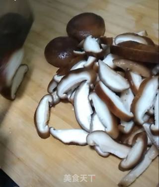 香菇肉片的做法步骤：1