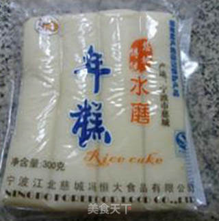 酸辣菜贡丸炒年糕的做法步骤：1