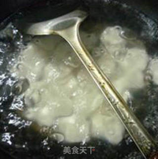 酸辣菜贡丸炒年糕的做法步骤：8