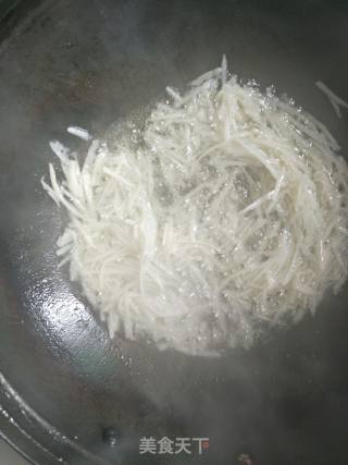 咸蛋黄炒藕丝的做法步骤：7